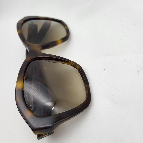 Salvatore Ferragamo SF894S Sunglasses - Picture 4 of 9